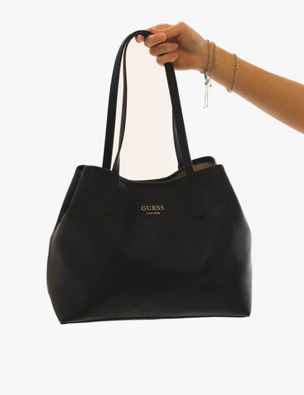 Borsa Guess Nero - Tote bag di grandi dimensioni in total nero con logo brand dorato. L'interno è composto da bag coordinata