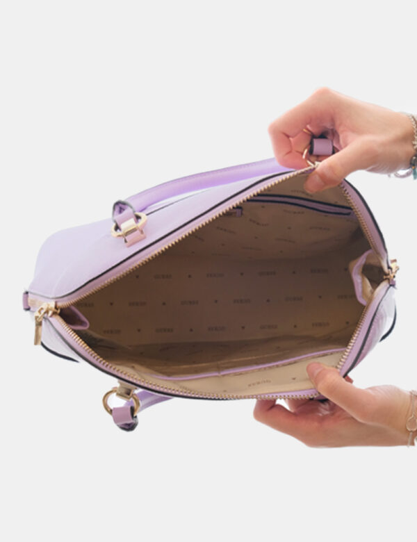 Borsa Guess Viola - Borsa a mano di media dimensioni, semirigida ed in total lilla. L'interno è composto da unico scompartim