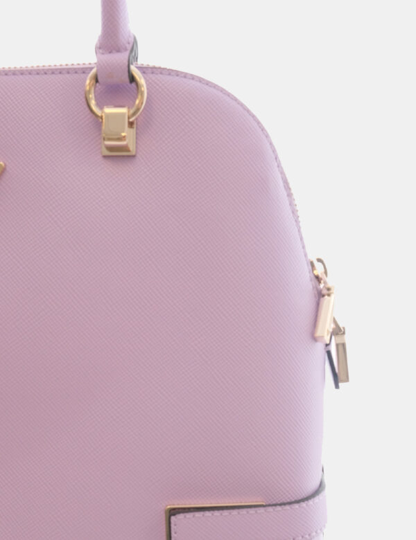 Borsa Guess Viola - Borsa a mano di media dimensioni, semirigida ed in total lilla. L'interno è composto da unico scompartim