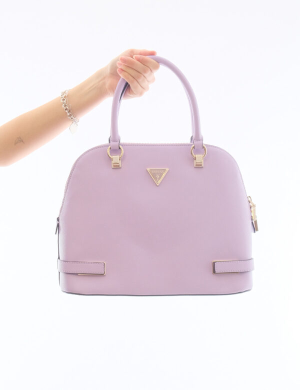 Borsa Guess Viola - Borsa a mano di media dimensioni, semirigida ed in total lilla. L'interno è composto da unico scompartim