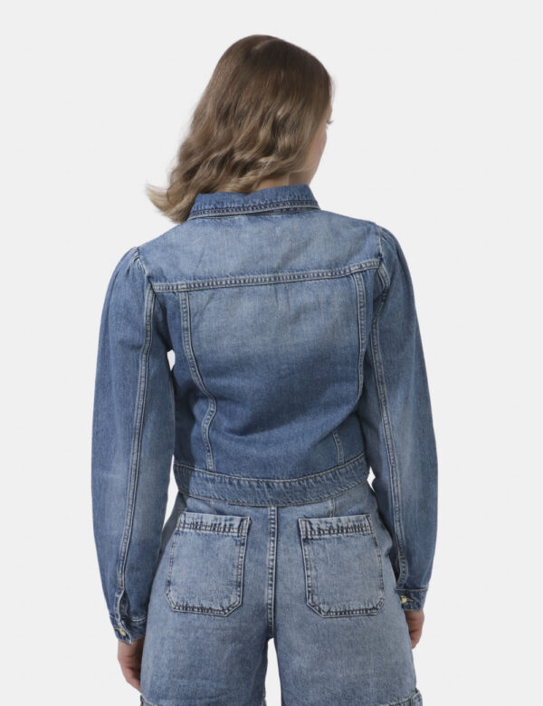 Giubbino Yes Zee Jeans - Giubbino di jeans in total blu denim. Presente doppio taschino a toppa. La vestibilità è morbida e