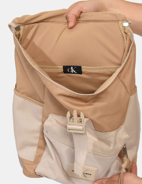 Zaino Calvin Klein Beige - Zaino in total beige ed in poliestere riciclato. Presente tascone principale con chiusura a zip e