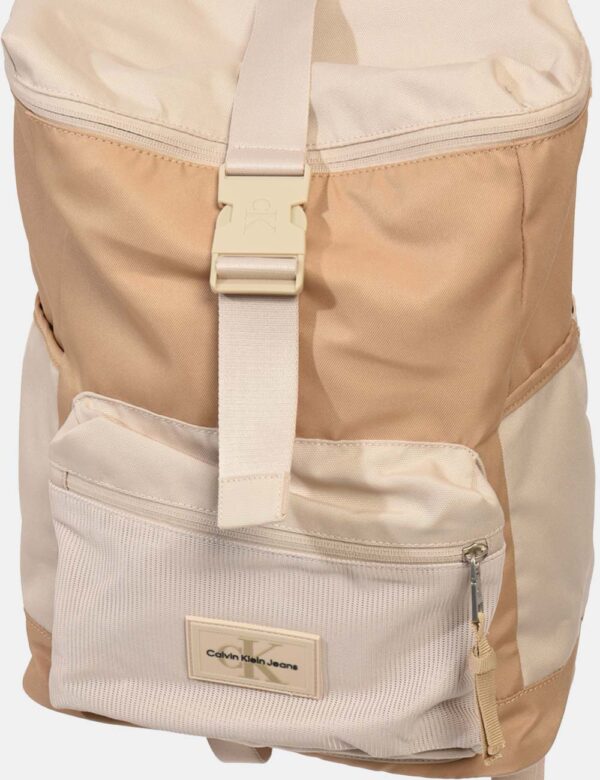 Zaino Calvin Klein Beige - Zaino in total beige ed in poliestere riciclato. Presente tascone principale con chiusura a zip e