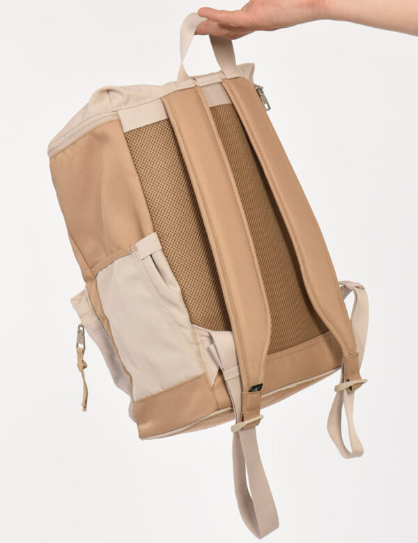 Zaino Calvin Klein Beige - Zaino in total beige ed in poliestere riciclato. Presente tascone principale con chiusura a zip e