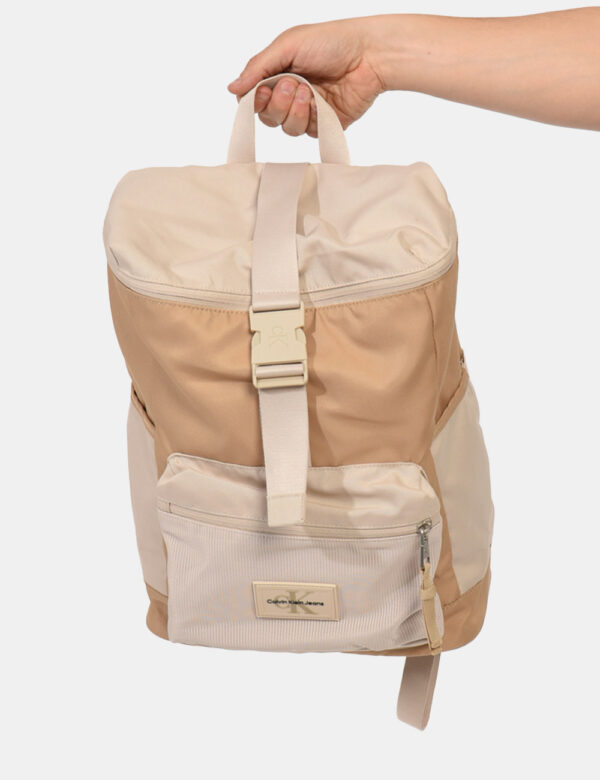 Zaino Calvin Klein Beige - Zaino in total beige ed in poliestere riciclato. Presente tascone principale con chiusura a zip e