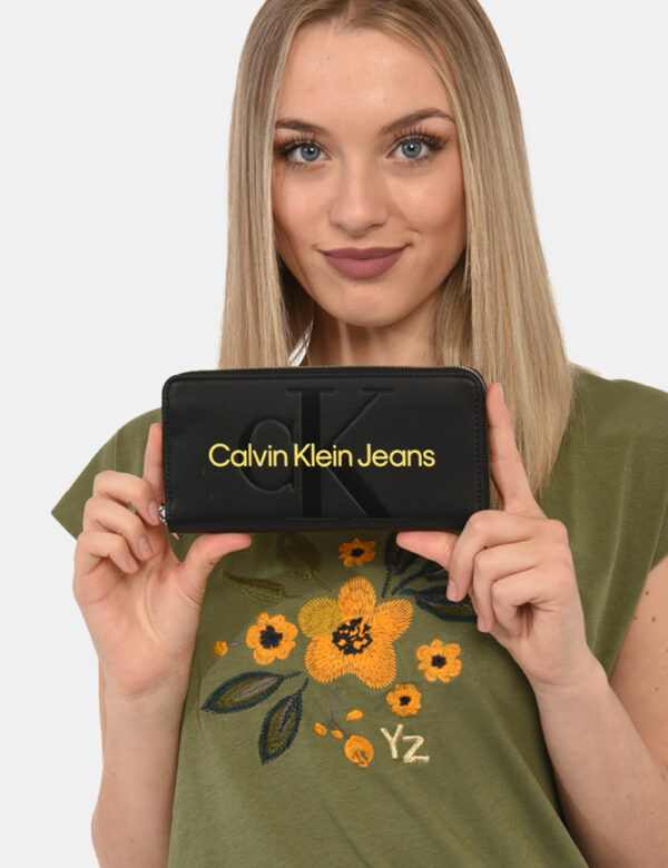 Portafogli Calvin Klein Nero - Portafogli di medie dimensioni in simil pelle ed in total nero, con logo brand sagomato in to