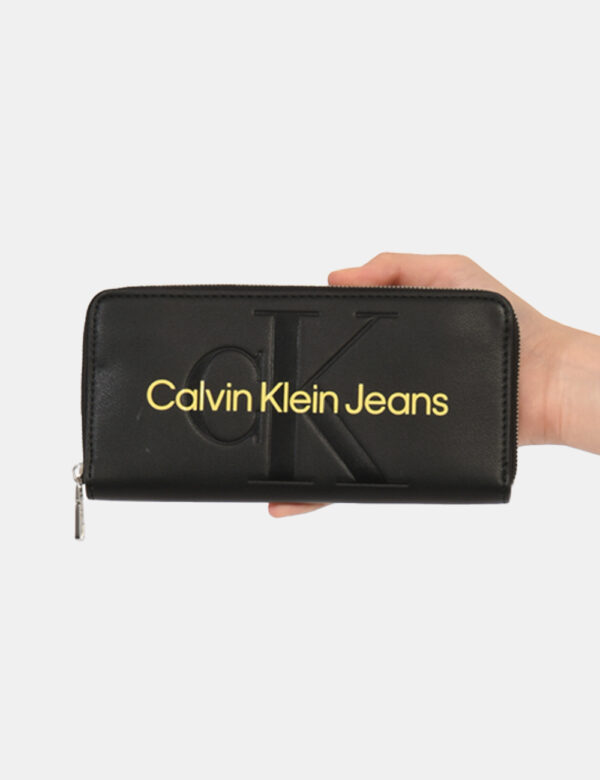 Portafogli Calvin Klein Nero - Portafogli di medie dimensioni in simil pelle ed in total nero, con logo brand sagomato in to