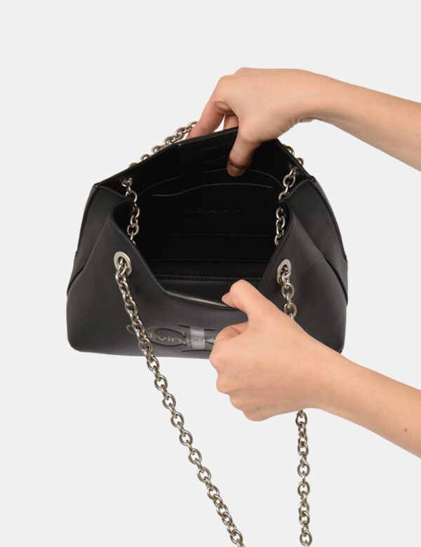Borsa Calvin Klein Nero - Borsa a tracolla di medie dimensioni in total nero con logo brand. La bag si compone di unico scom