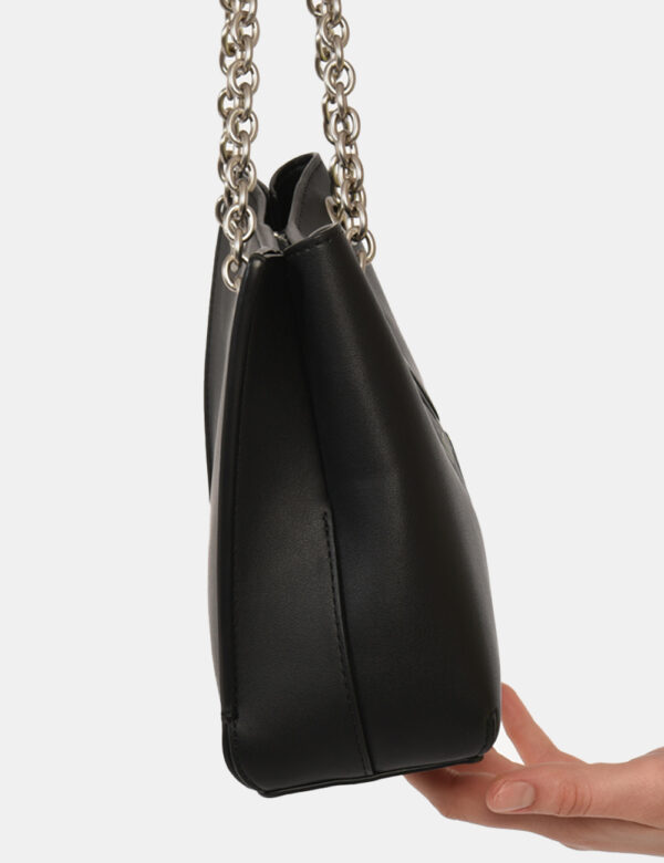 Borsa Calvin Klein Nero - Borsa a tracolla di medie dimensioni in total nero con logo brand. La bag si compone di unico scom