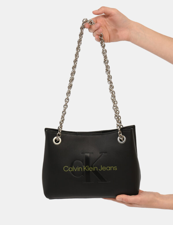 Borsa Calvin Klein Nero - Borsa a tracolla di medie dimensioni in total nero con logo brand. La bag si compone di unico scom