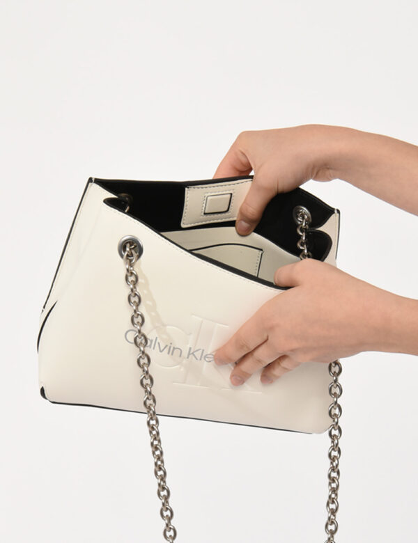 Borsa Calvin Klein Bianco - Borsa a tracolla di medie dimensioni in total bianco con logo brand. La bag si compone di unico