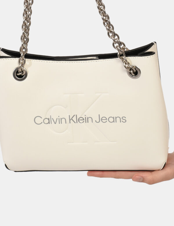 Borsa Calvin Klein Bianco - Borsa a tracolla di medie dimensioni in total bianco con logo brand. La bag si compone di unico
