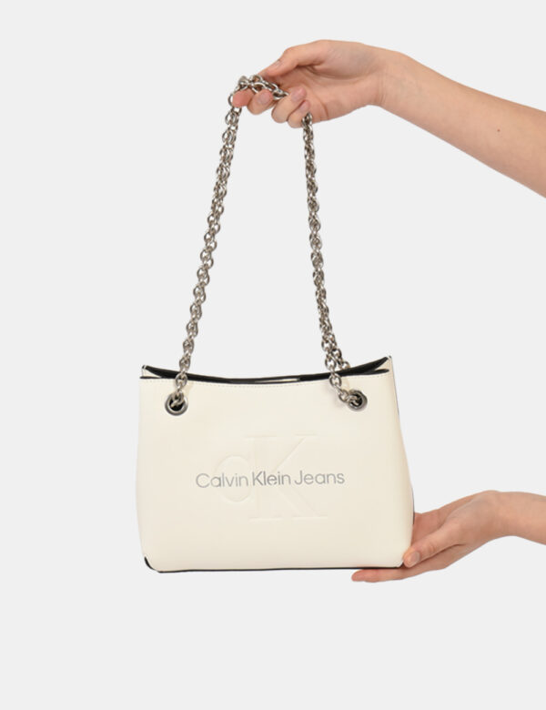 Borsa Calvin Klein Bianco - Borsa a tracolla di medie dimensioni in total bianco con logo brand. La bag si compone di unico