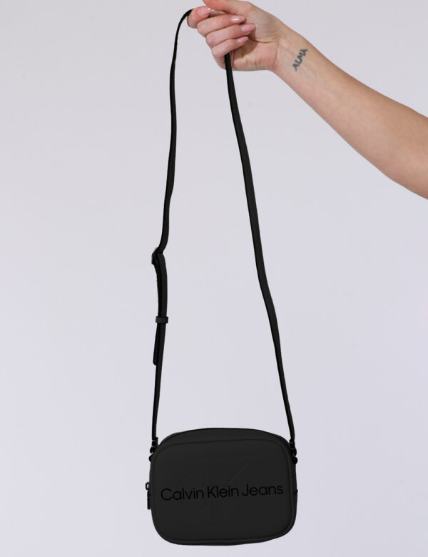 Borsa Calvin Klein Nero - Borsa a tracolla di piccole dimensioni in total nero. La bag si compone di unico scompartimento co