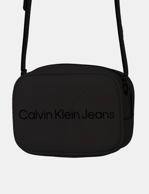 Borsa Calvin Klein Nero - Borsa a tracolla di piccole dimensioni in total nero. La bag si compone di unico scompartimento co