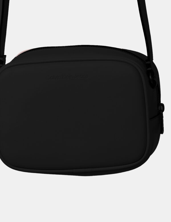 Borsa Calvin Klein Nero - Borsa a tracolla di piccole dimensioni in total nero. La bag si compone di unico scompartimento co
