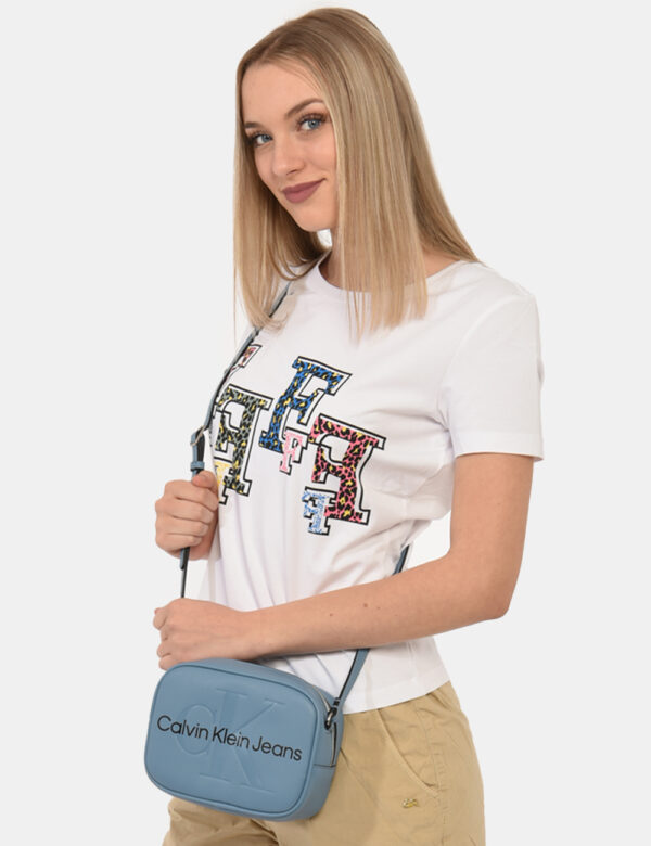 Borsa Calvin Klein azzurro - Borsa a tracolla di piccole dimensioni in total azzurro pastello con logo brand. La bag si comp