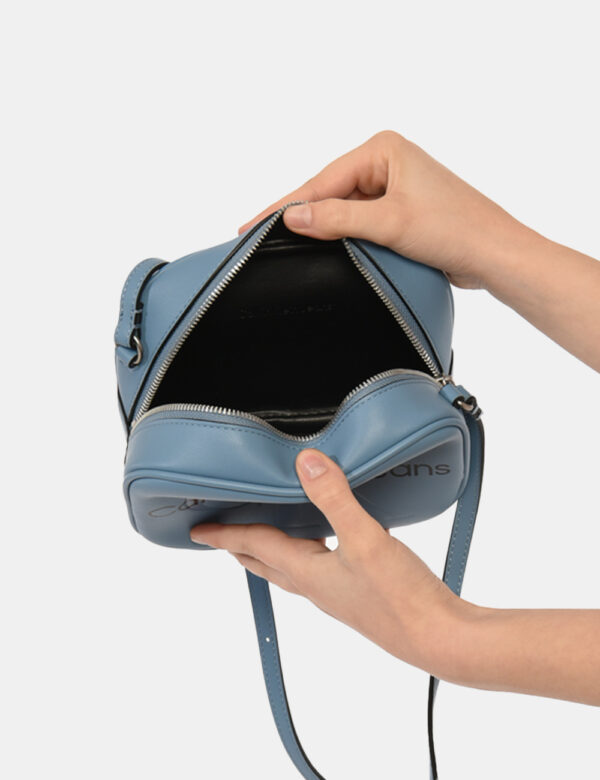 Borsa Calvin Klein azzurro - Borsa a tracolla di piccole dimensioni in total azzurro pastello con logo brand. La bag si comp