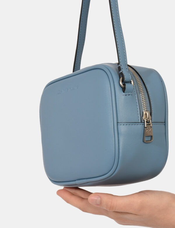 Borsa Calvin Klein azzurro - Borsa a tracolla di piccole dimensioni in total azzurro pastello con logo brand. La bag si comp