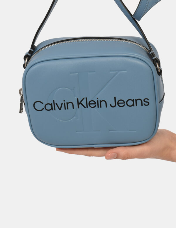 Borsa Calvin Klein azzurro - Borsa a tracolla di piccole dimensioni in total azzurro pastello con logo brand. La bag si comp