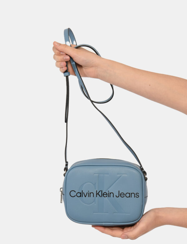 Borsa Calvin Klein azzurro - Borsa a tracolla di piccole dimensioni in total azzurro pastello con logo brand. La bag si comp