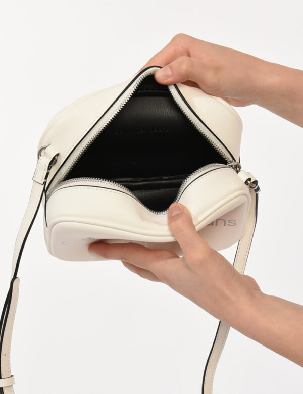 Borsa Calvin Klein Bianco - Borsa a tracolla di piccole dimensioni in total bianco con logo brand. La bag si compone di unic