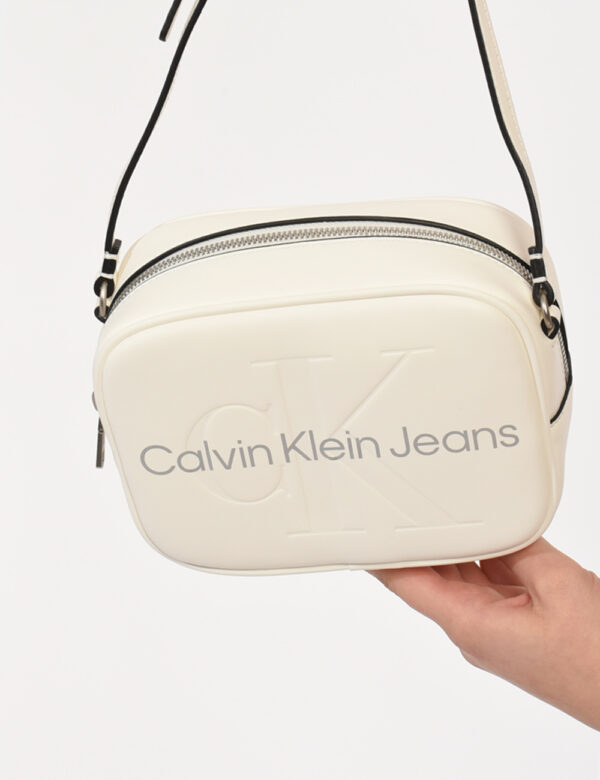 Borsa Calvin Klein Bianco - Borsa a tracolla di piccole dimensioni in total bianco con logo brand. La bag si compone di unic