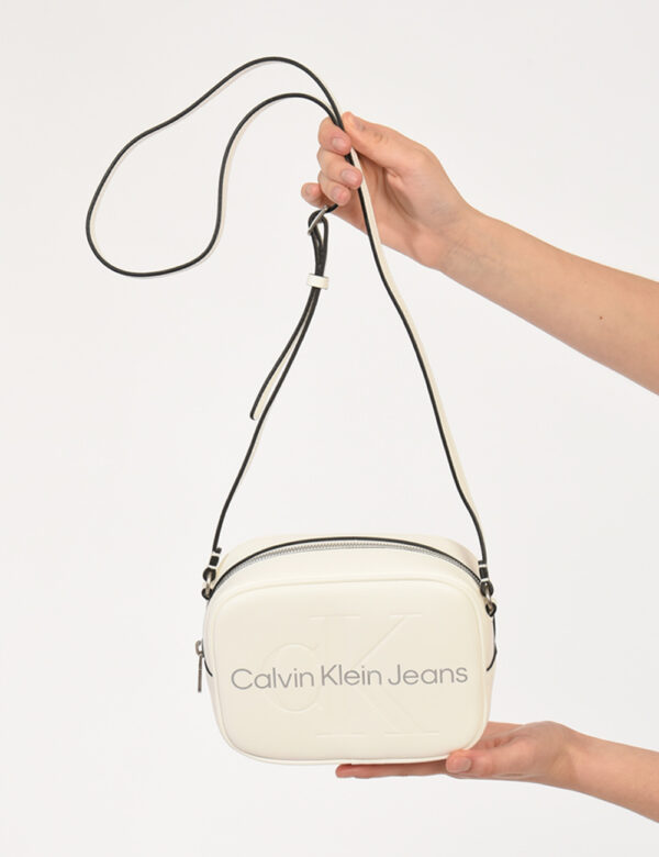 Borsa Calvin Klein Bianco - Borsa a tracolla di piccole dimensioni in total bianco con logo brand. La bag si compone di unic