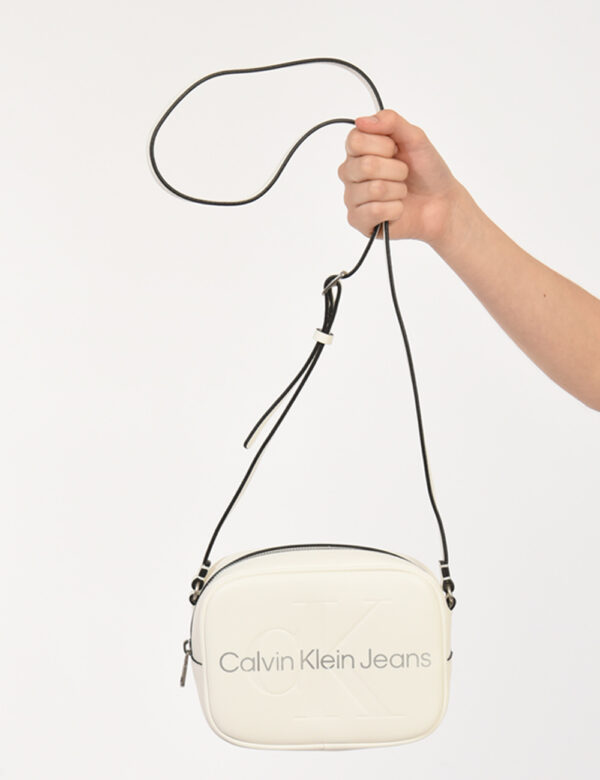 Borsa Calvin Klein Bianco - Borsa a tracolla di piccole dimensioni in total bianco con logo brand. La bag si compone di unic