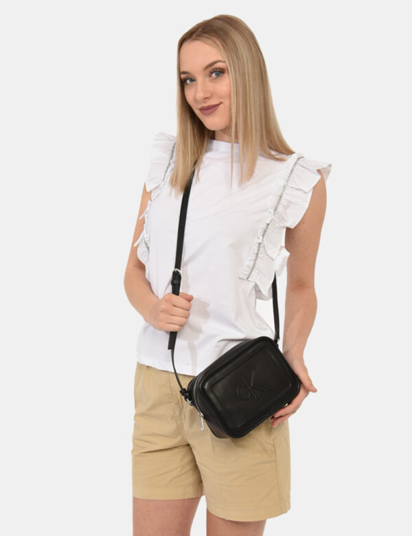 Borsa Calvin Klein Nero - Borsa a tracolla di piccole dimensioni in total nero con logo brand. La bag si compone di unico sc