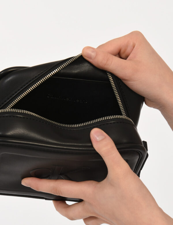 Borsa Calvin Klein Nero - Borsa a tracolla di piccole dimensioni in total nero con logo brand. La bag si compone di unico sc