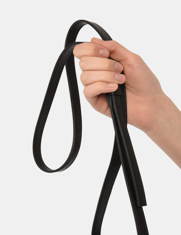Borsa Calvin Klein Nero - Borsa a tracolla di piccole dimensioni in total nero con logo brand. La bag si compone di unico sc