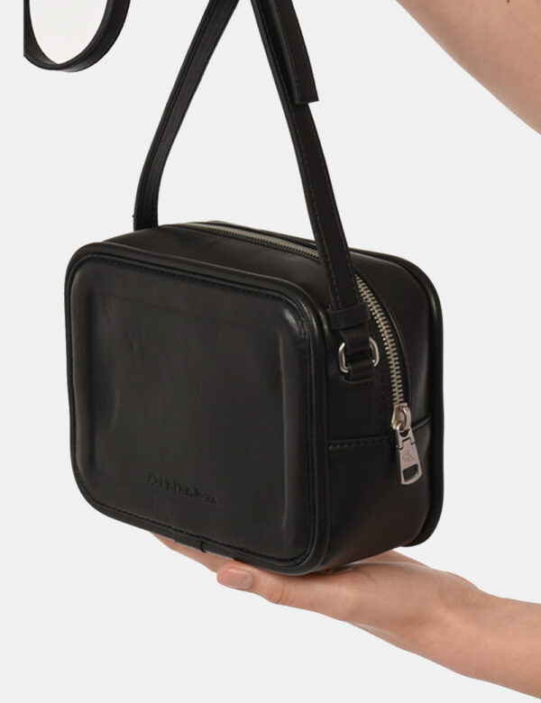 Borsa Calvin Klein Nero - Borsa a tracolla di piccole dimensioni in total nero con logo brand. La bag si compone di unico sc