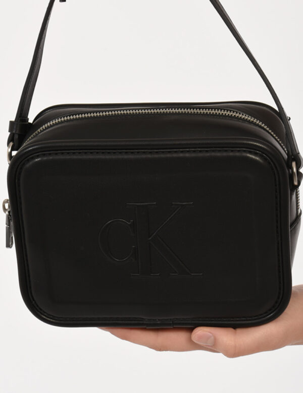 Borsa Calvin Klein Nero - Borsa a tracolla di piccole dimensioni in total nero con logo brand. La bag si compone di unico sc