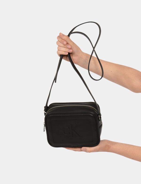 Borsa Calvin Klein Nero - Borsa a tracolla di piccole dimensioni in total nero con logo brand. La bag si compone di unico sc
