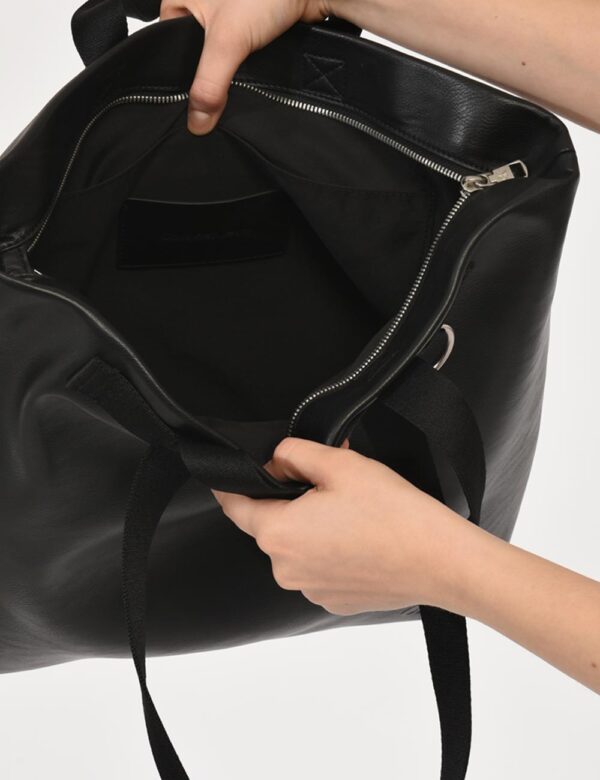 Borsa Calvin Klein Nero - Tote bag di grandi dimensioni in simil pelle ed in total nero. L'interno è ampio con taschine e la