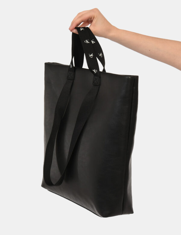 Borsa Calvin Klein Nero - Tote bag di grandi dimensioni in simil pelle ed in total nero. L'interno è ampio con taschine e la