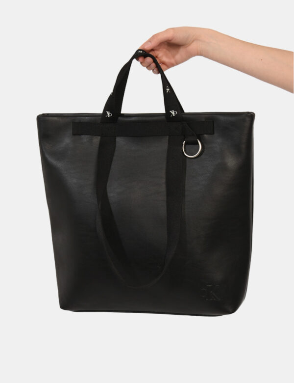 Borsa Calvin Klein Nero - Tote bag di grandi dimensioni in simil pelle ed in total nero. L'interno è ampio con taschine e la
