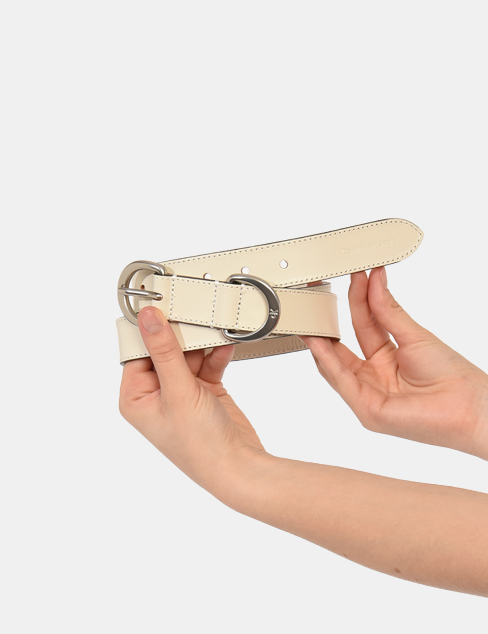 K60K610361-SU_YBI_PE24_2 Cintura Calvin Klein Bianco - Cintura in simil cuoio in total bianco panna con logo brand in metallo. L'indossatura è pratic