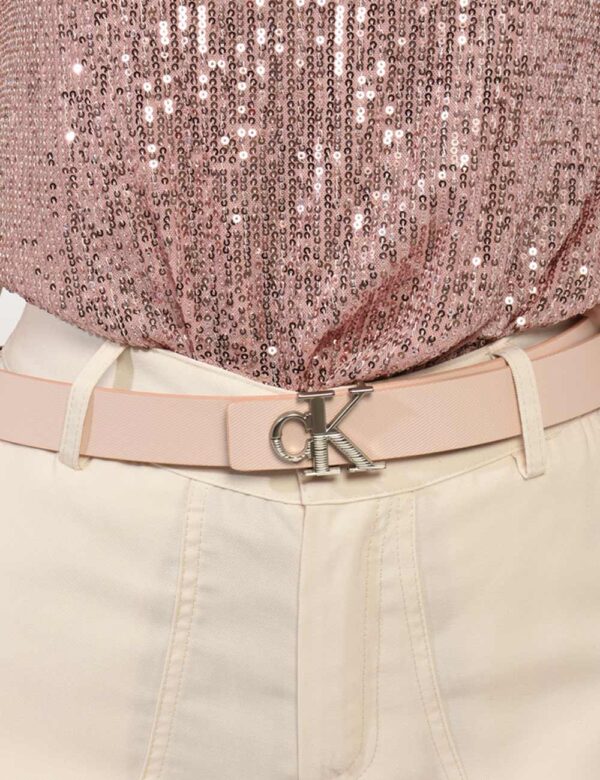 Cintura Calvin Klein Rosa - Cintura in simil cuoio in total rosa chiaro con logo brand in metallo argentato. L'indossatura è