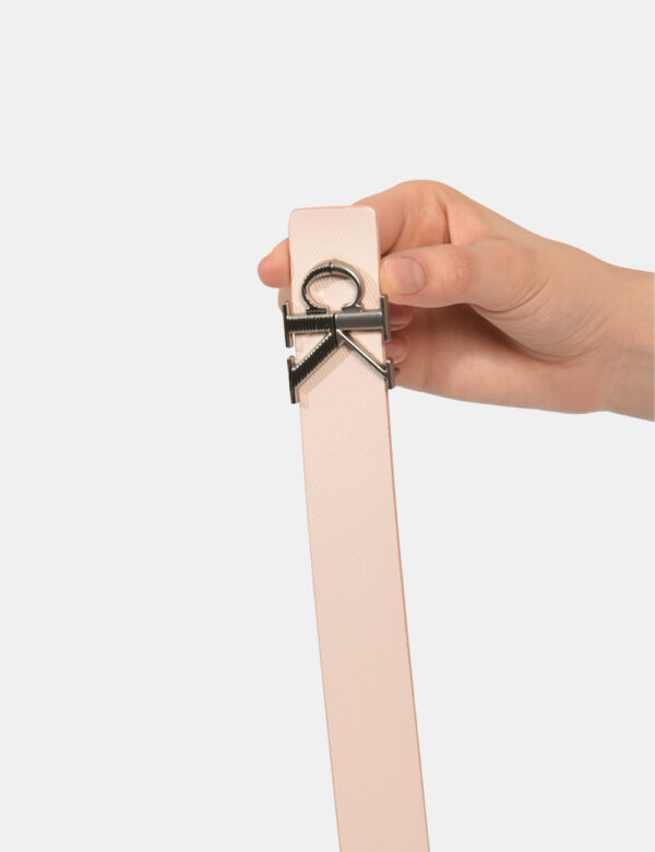 Cintura Calvin Klein Rosa - Cintura in simil cuoio in total rosa chiaro con logo brand in metallo argentato. L'indossatura è