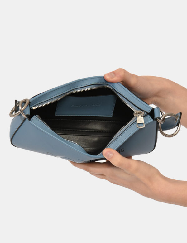 Borsa Calvin Klein Azzurro - Borsa a mano modello pochette in total azurro con logo brand. L'interno è composto da unico sco