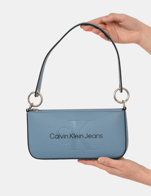 Borsa Calvin Klein Azzurro - Borsa a mano modello pochette in total azurro con logo brand. L'interno è composto da unico sco