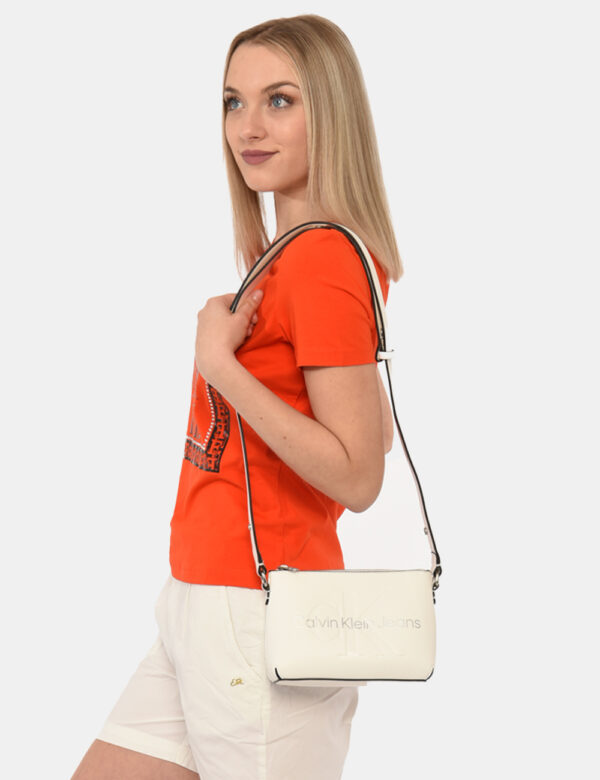 Borsa Calvin Klein Bianco - Borsa a tracolla di piccole dimensioni in simil pelle ed in total bianco. La bag si compone di u