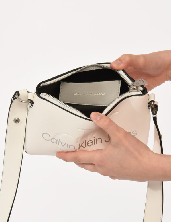 Borsa Calvin Klein Bianco - Borsa a tracolla di piccole dimensioni in simil pelle ed in total bianco. La bag si compone di u