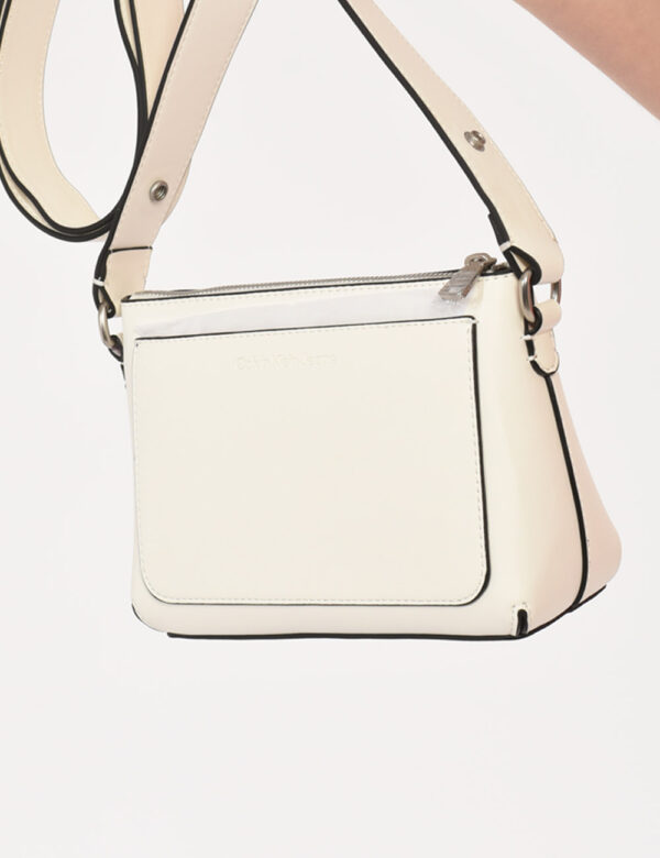 Borsa Calvin Klein Bianco - Borsa a tracolla di piccole dimensioni in simil pelle ed in total bianco. La bag si compone di u