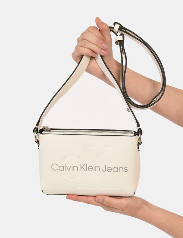 Borsa Calvin Klein Bianco - Borsa a tracolla di piccole dimensioni in simil pelle ed in total bianco. La bag si compone di u