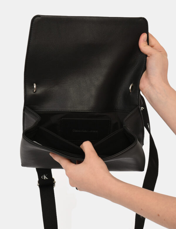 Borsa Calvin Klein Nero - Borsa a tracolla di medie dimensioni in total nero. La bag si compone di doppio scompartimento con
