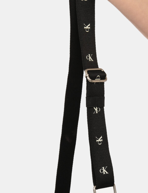 Borsa Calvin Klein Nero - Borsa a tracolla di medie dimensioni in total nero. La bag si compone di doppio scompartimento con