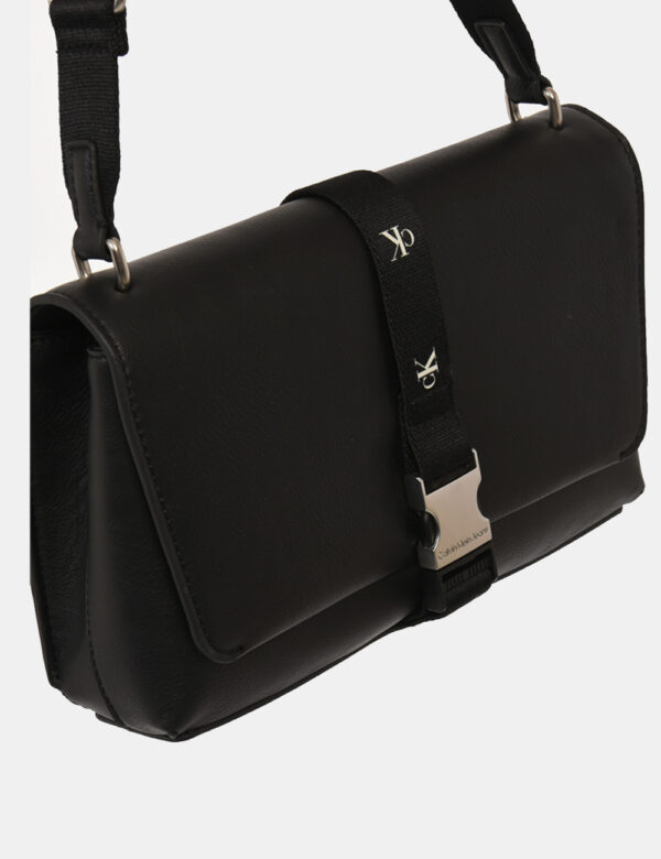 Borsa Calvin Klein Nero - Borsa a tracolla di medie dimensioni in total nero. La bag si compone di doppio scompartimento con